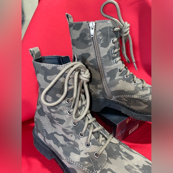 Camouflage Boots NWOT - Picture 3 of 7